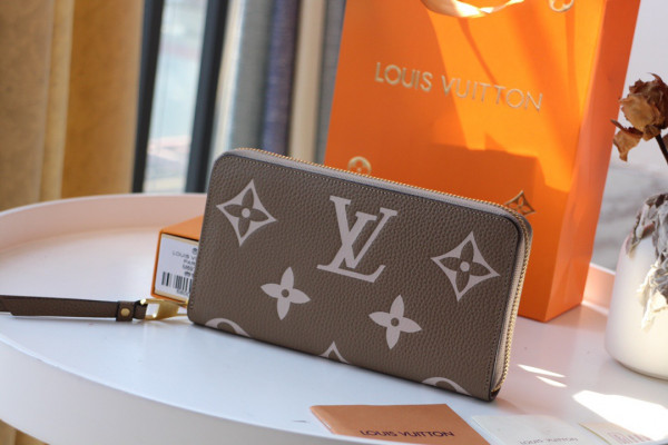 l**is V*t*n zippy wallet
