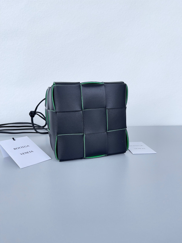 Bo*te*ga ve*ne*ta cassette bucket bag