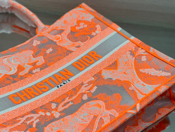 large D*or book tote