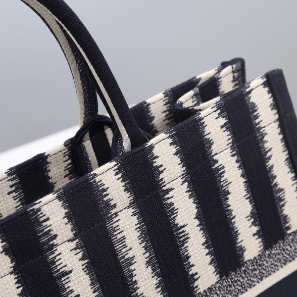 large D*or book tote