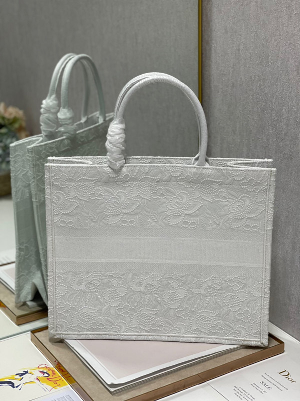 large D*or book tote