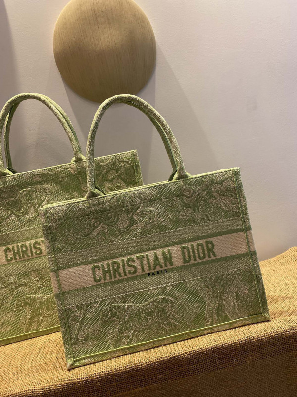 medium D*or book tote