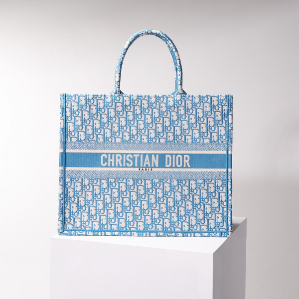 large D*or book tote