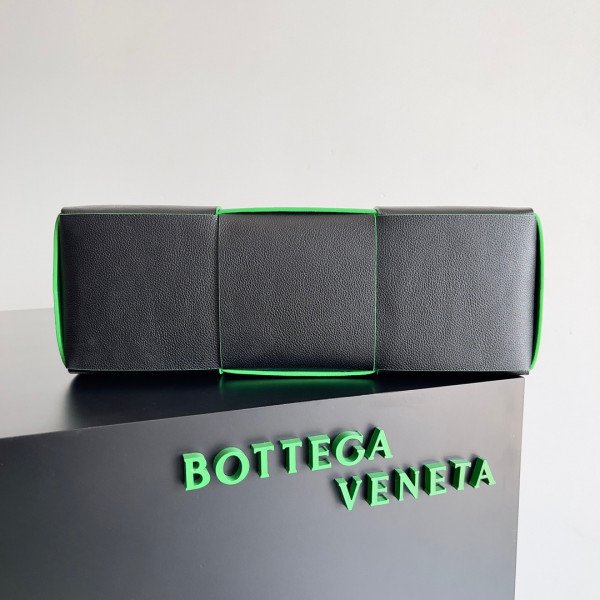 Bo*te*ga ve*ne*ta arco medium tote