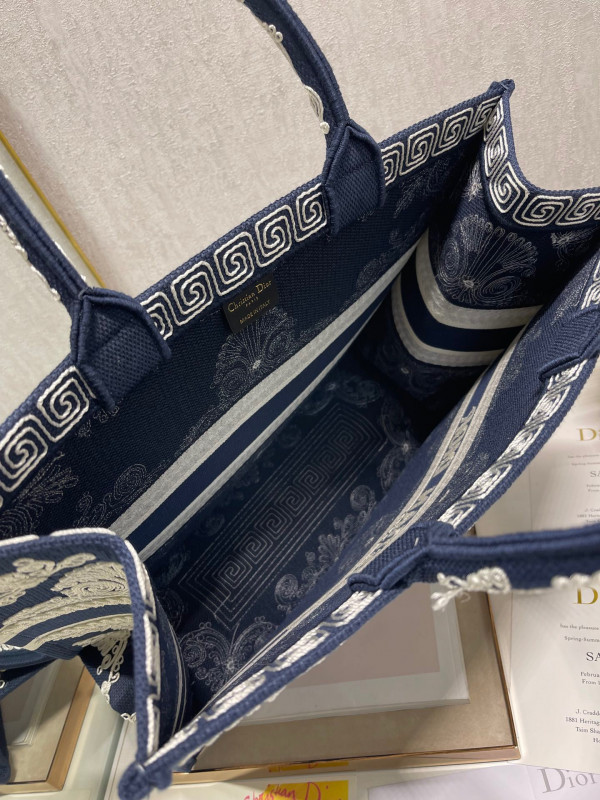 large D*or book tote