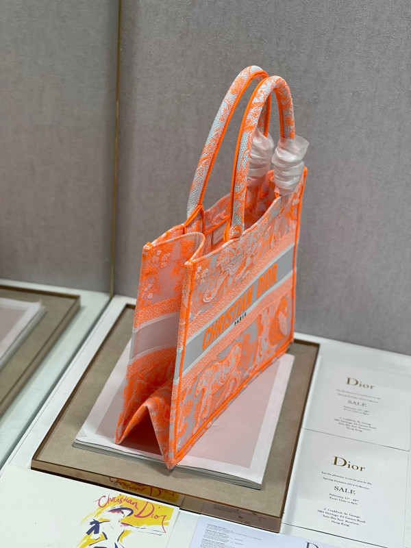 medium D*or book tote