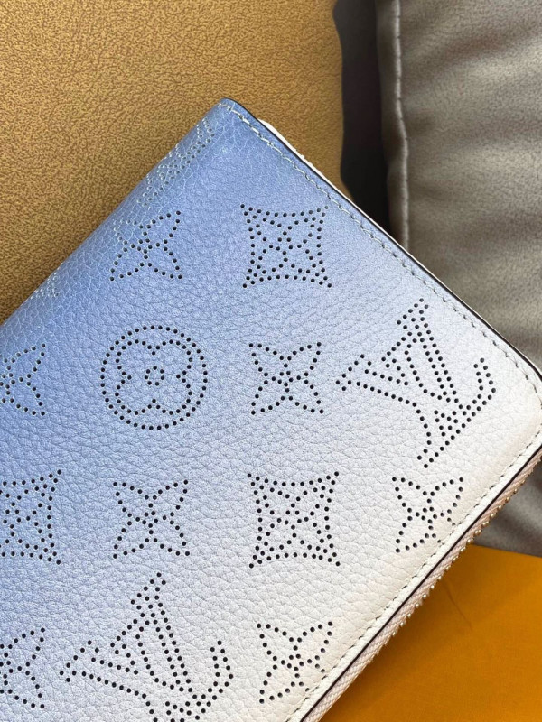 l**is V*t*n zippy wallet
