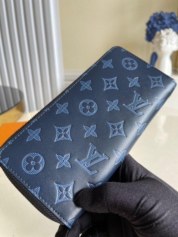 l**is V*t*n zippy wallet
