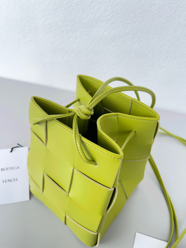 Bo*te*ga ve*ne*ta cassette bucket bag