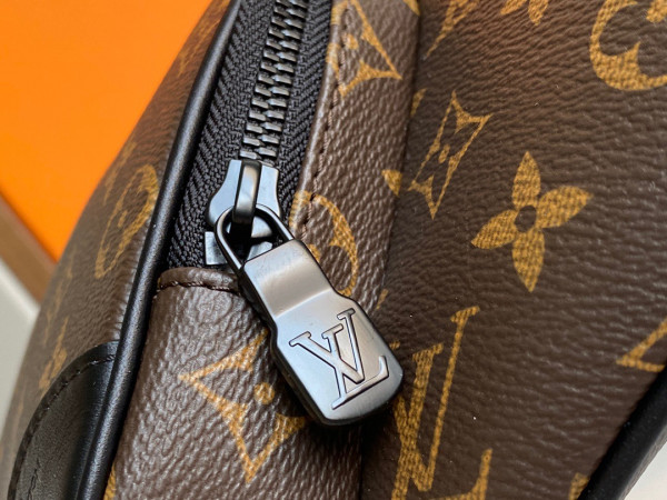 l**is V*t*n christopher bumbag