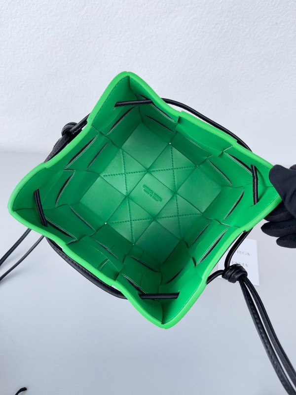 Bo*te*ga ve*ne*ta cassette bucket bag