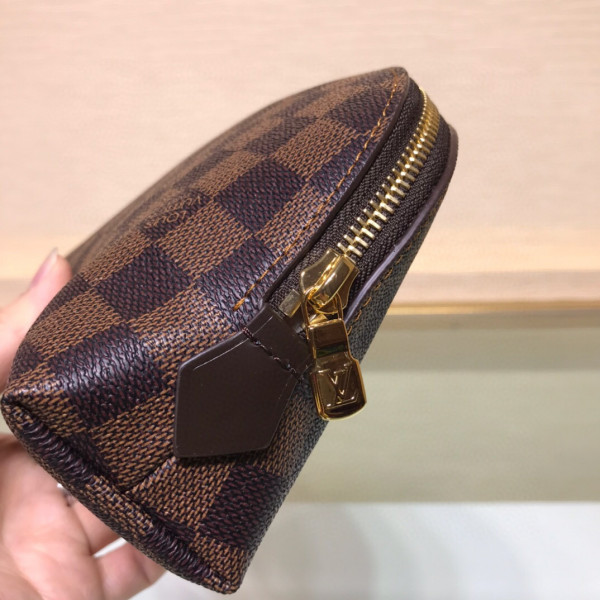 l**is V*t*n cosmetic pouch gm