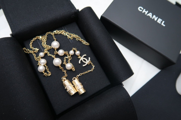 CL AIRPODS NECKLACE