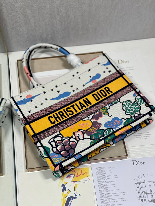 medium D*or book tote