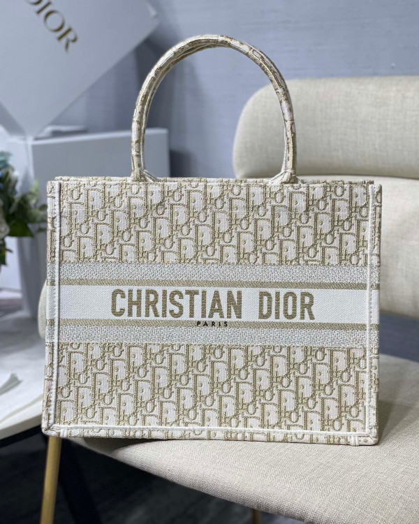 medium D*or book tote