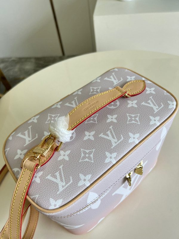 l**is V*t*n toiletry bag