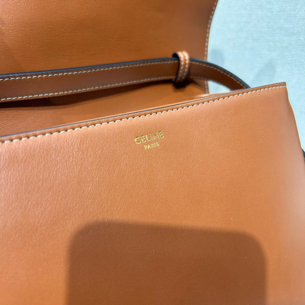 Ce**e medium tabou in smooth calfskin