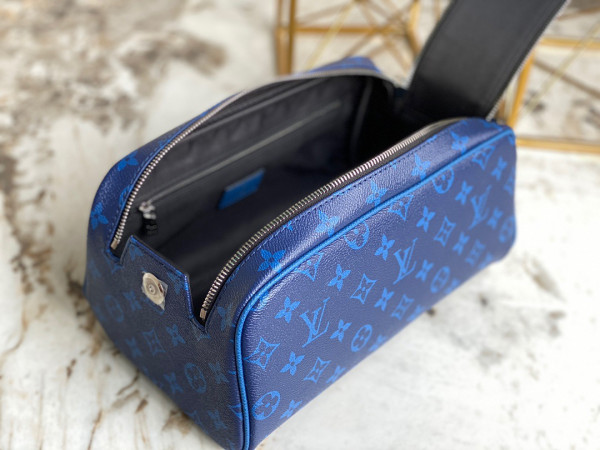 l**is V*t*n dopp kit toilet pouch