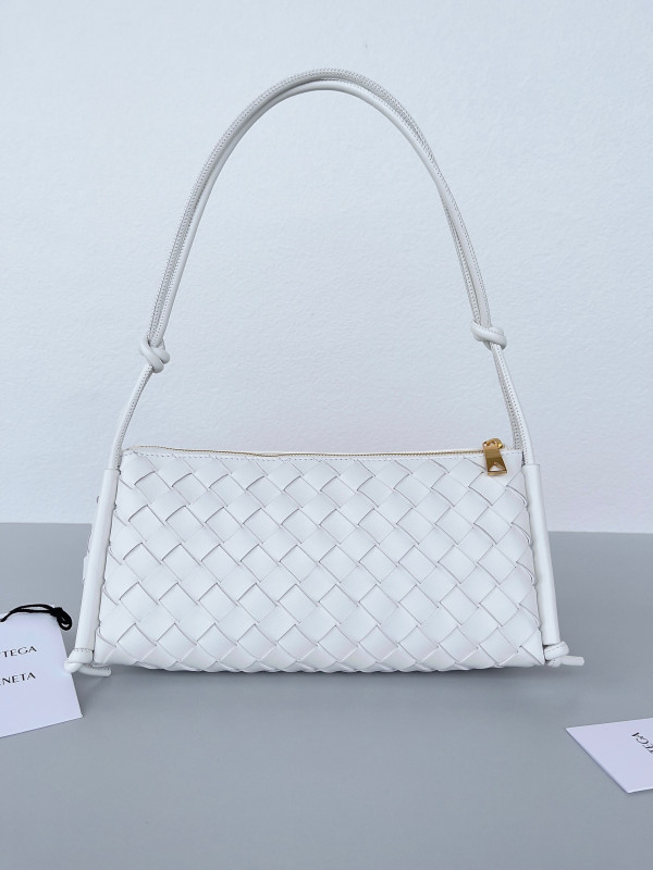Bo*te*ga ve*ne*ta pouch on strap