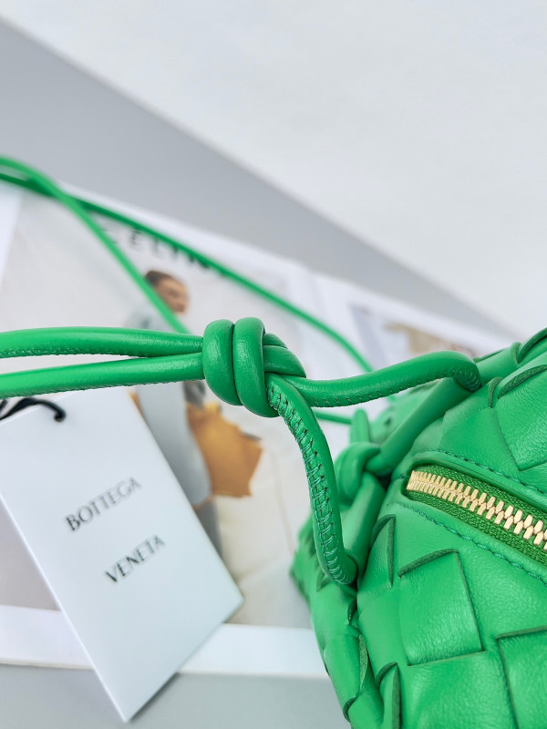 Bo*te*ga ve*ne*ta small loop camera bag