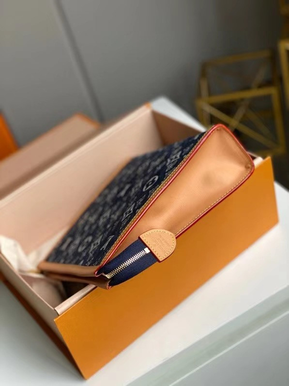 l**is V*t*n since 1854 toiletry pouch 26