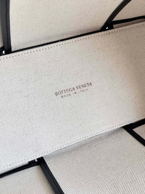 Bo*te*ga ve*ne*ta arco medium tote