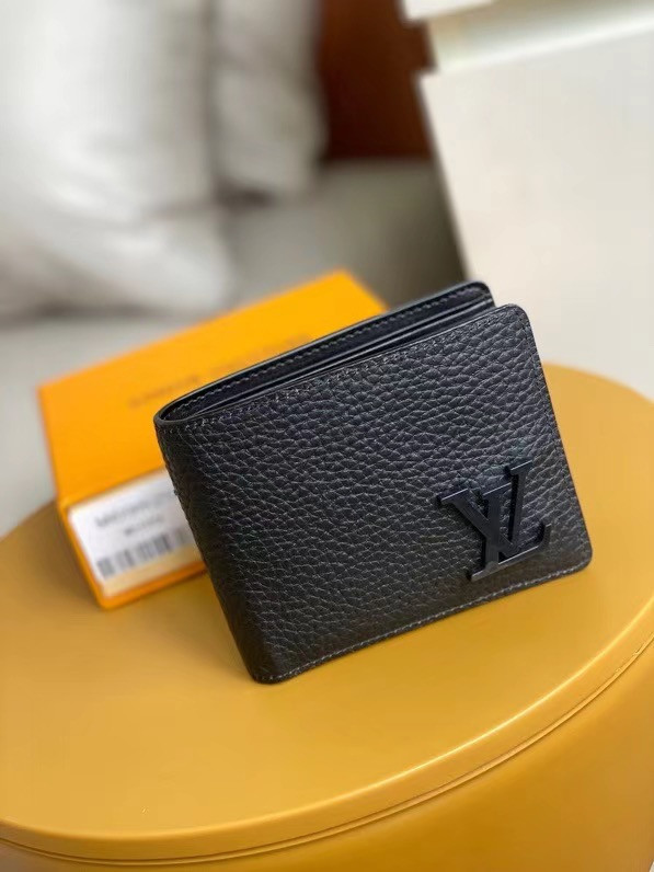 l**is V*t*n multiple wallet