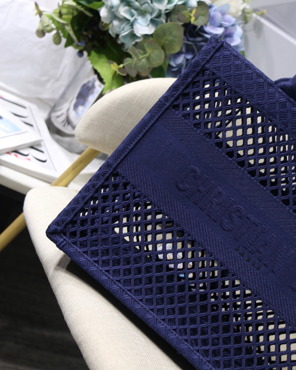 medium D*or book tote