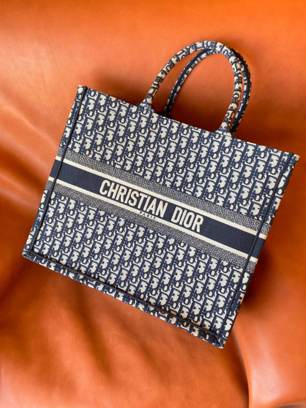large D*or book tote