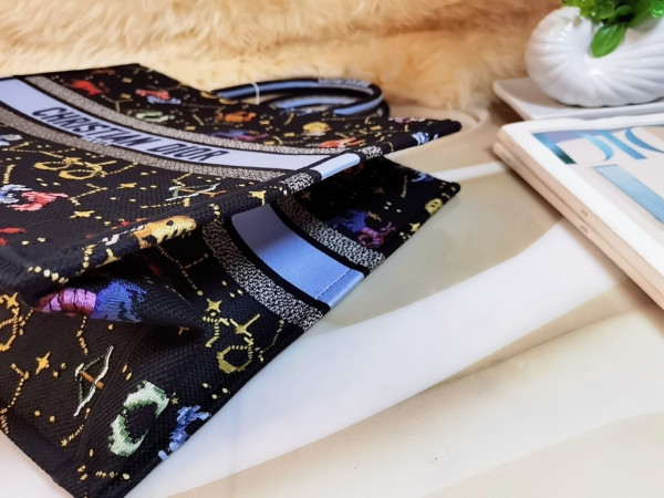 large D*or book tote