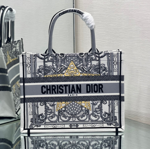 medium D*or book tote