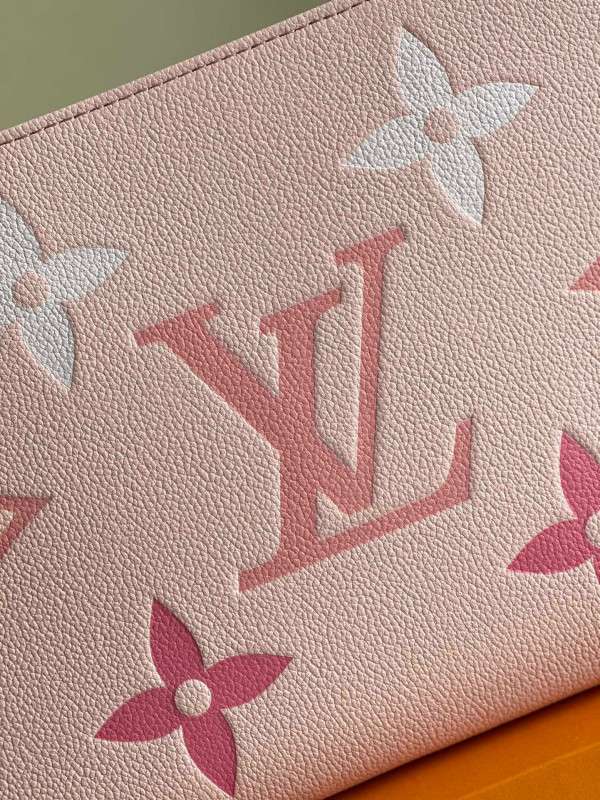l**is V*t*n toiletry pouch 26