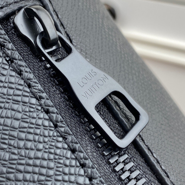 l**is V*t*n messeanger bag