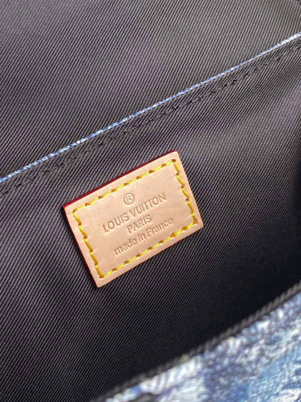 l**is V*t*n trunk slingbag