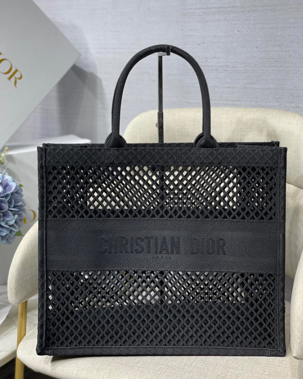 large D*or book tote