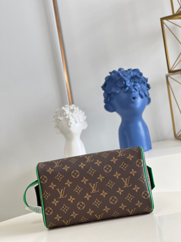 l**is V*t*n dopp kit toilet pouch
