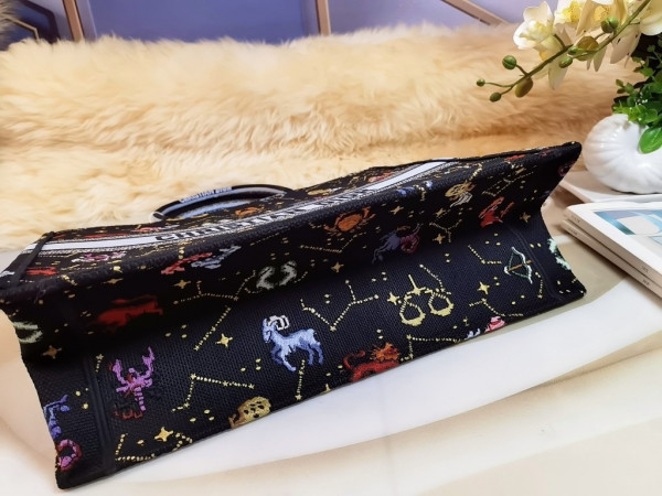 large D*or book tote