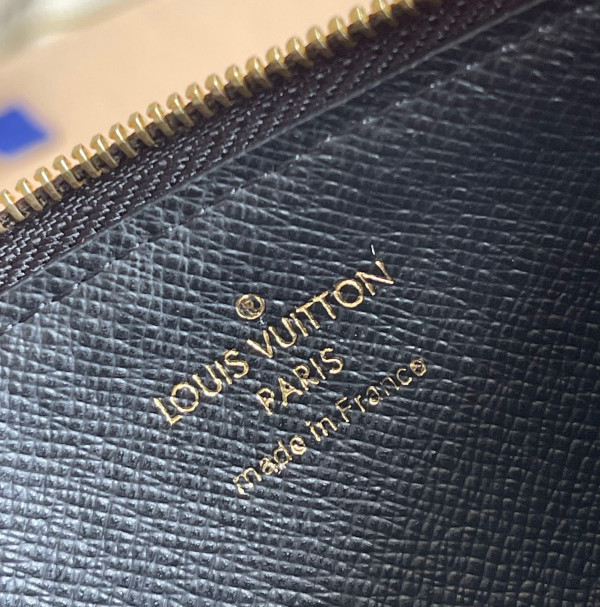 l**is V*t*n slim purse