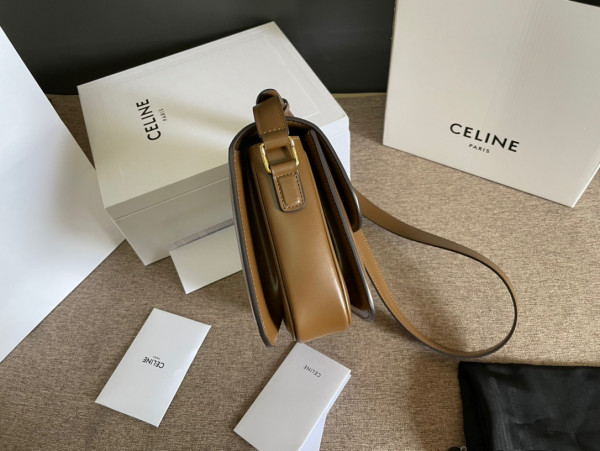 Ce**e classique triomphe bag