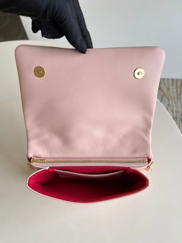 l**is V*t*n limited edition - pochette coussin
