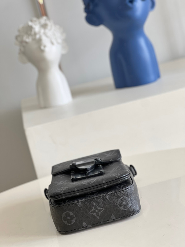 l**is V*t*n s-lock vertical wearable wallet