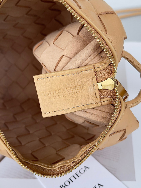 Bo*te*ga ve*ne*ta mini loop camera bag