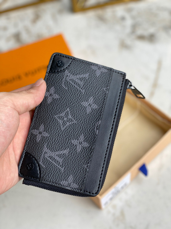 l**is V*t*n multi card holder trunk