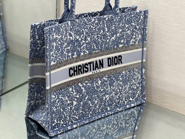 large D*or book tote