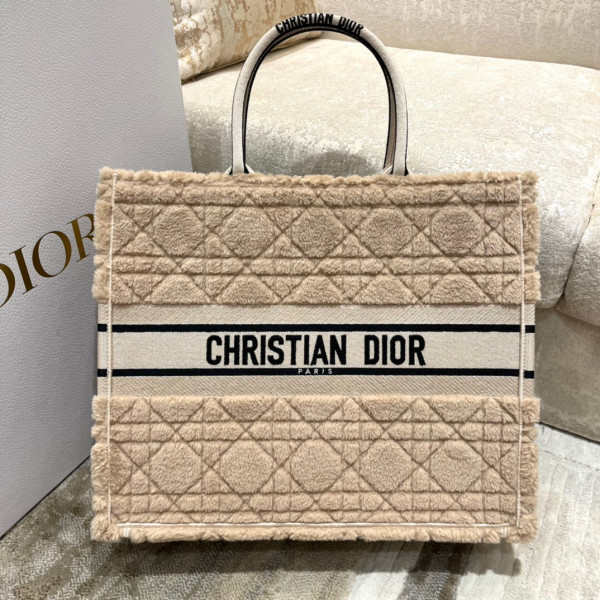 large D*or book tote