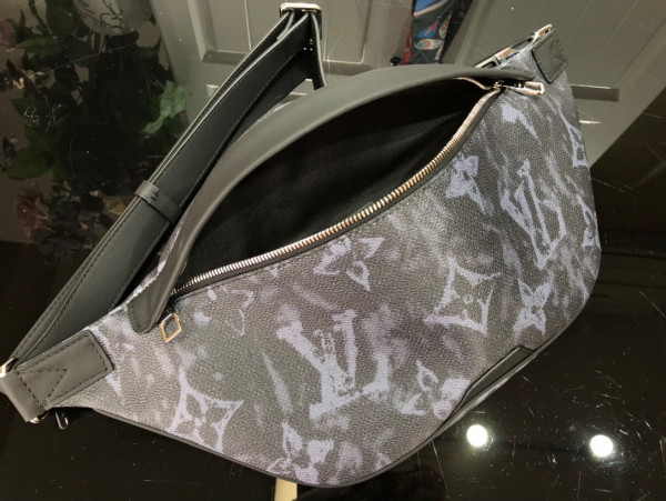 l**is V*t*n discovery bumbag