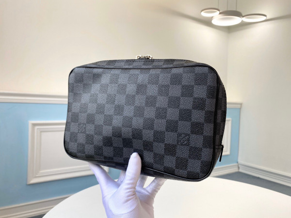 l**is V*t*n toiletry pouch gm