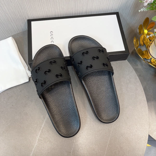 G*u*i slippers