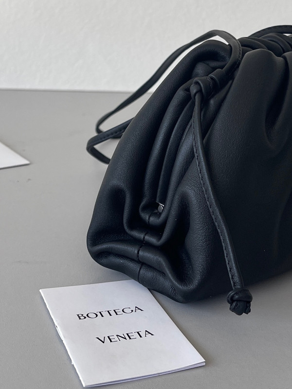 Bo*te*ga ve*ne*ta mini pouch