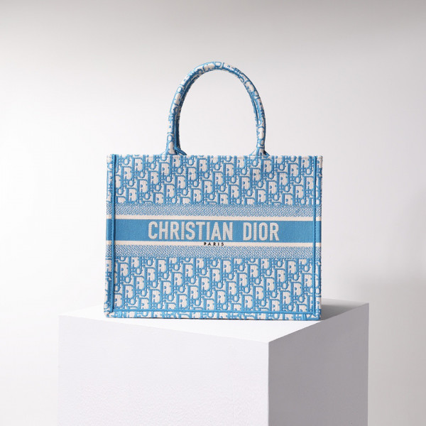 medium D*or book tote